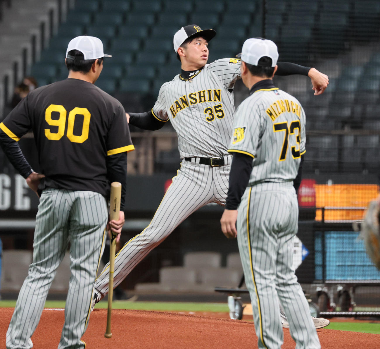 日本ハム対阪神　マウンドを確認する才木（撮影・加藤哉）