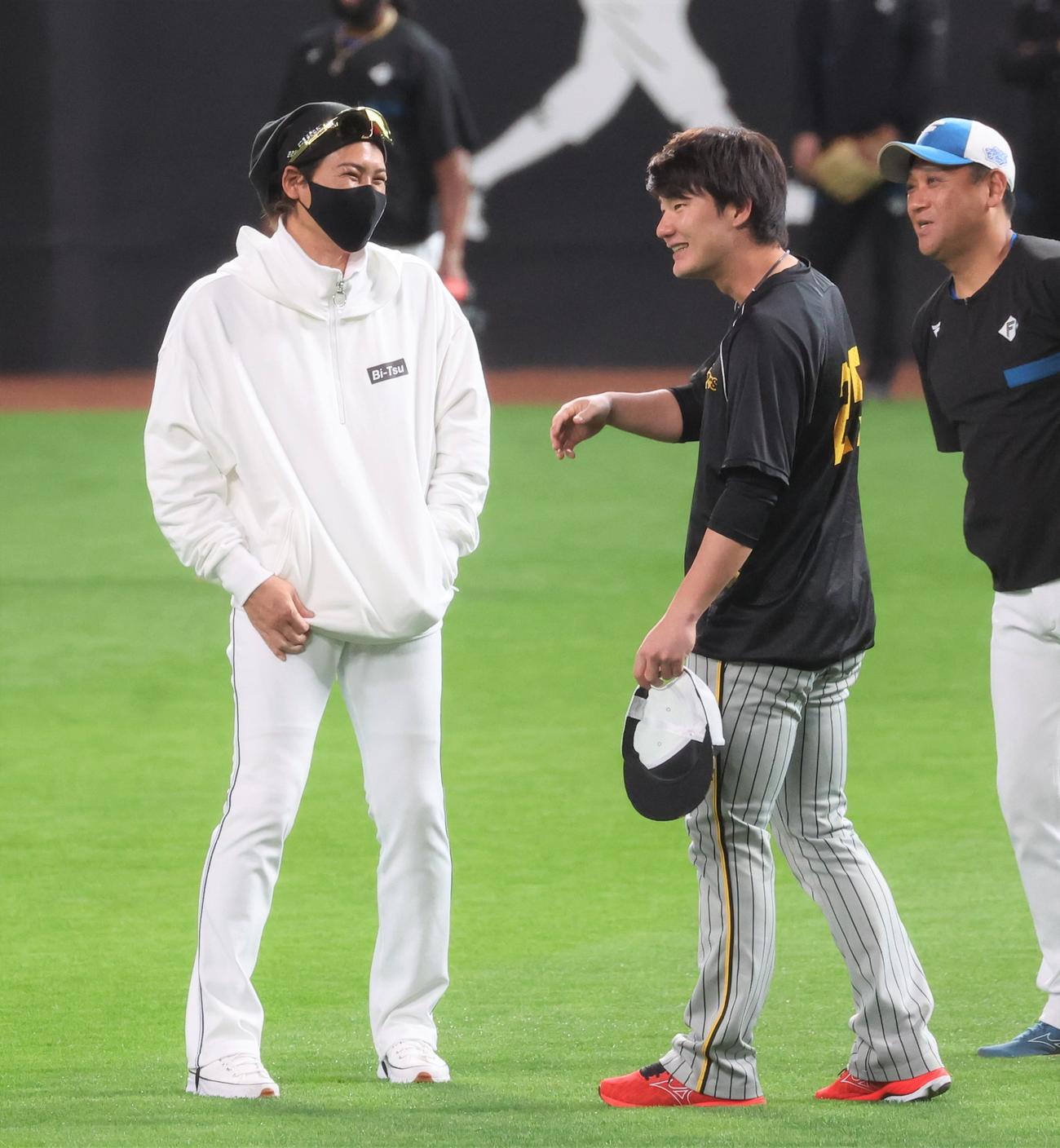 日本ハム対阪神　新庄監督と話す渡辺諒（撮影・黒川智章）