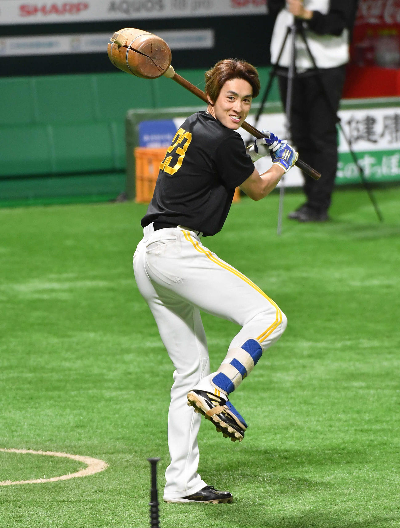 ソフトバンク対巨人　ハンマーで素振りをする周東（撮影・岩下翔太）