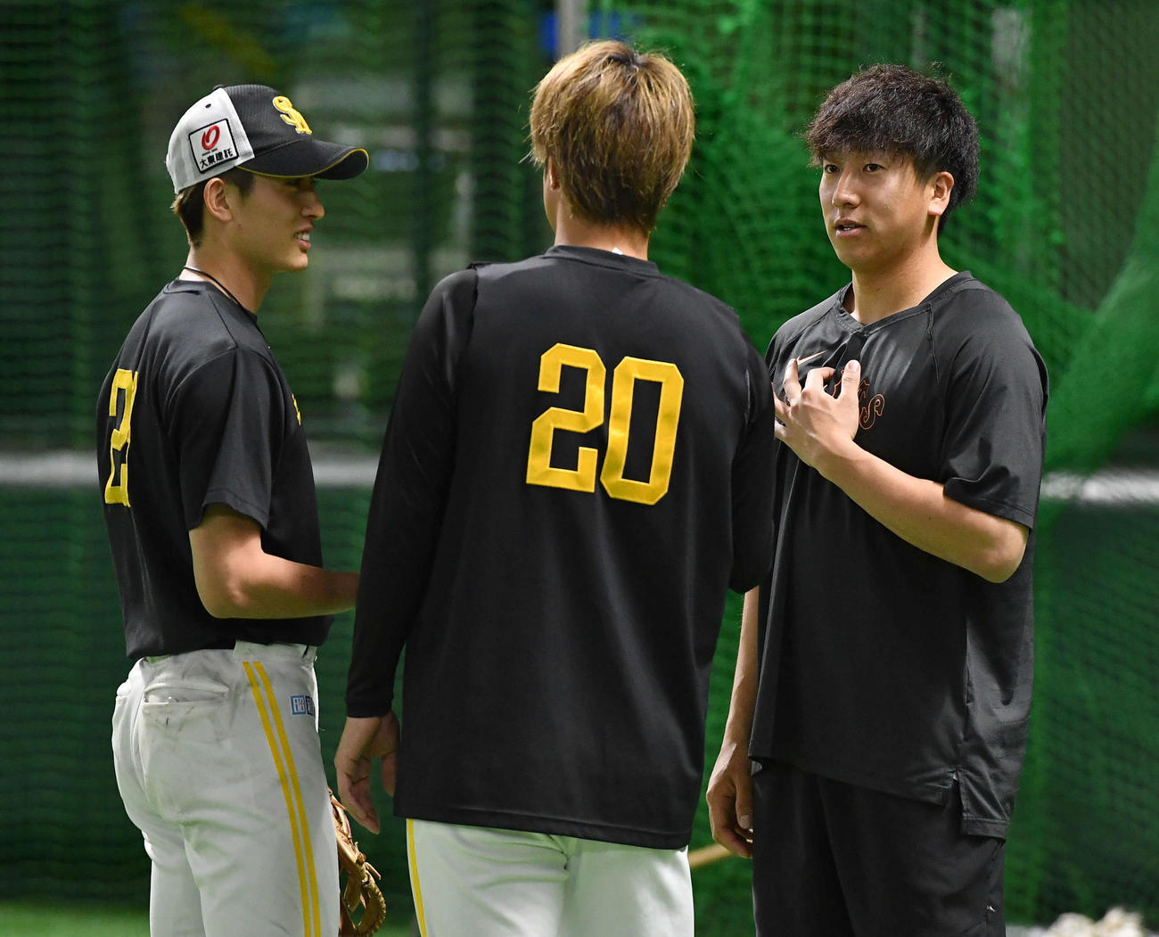 ソフトバンク対巨人　左からソフトバンク周東、甲斐野と話す巨人大勢（撮影・岩下翔太）
