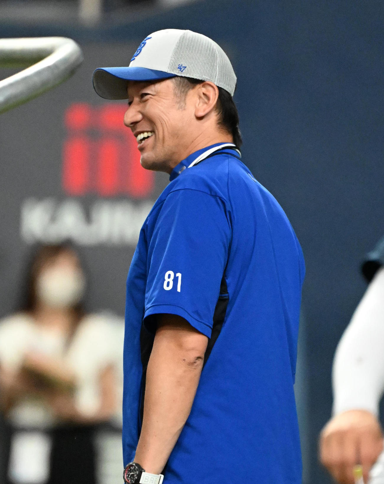 練習の合間に笑顔を見せるDeNA三浦監督（撮影・石井愛子）