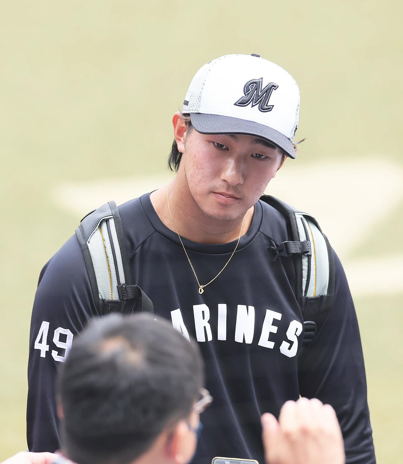 試合前練習を終え、取材に応じるロッテ本前（撮影・足立雅史）
