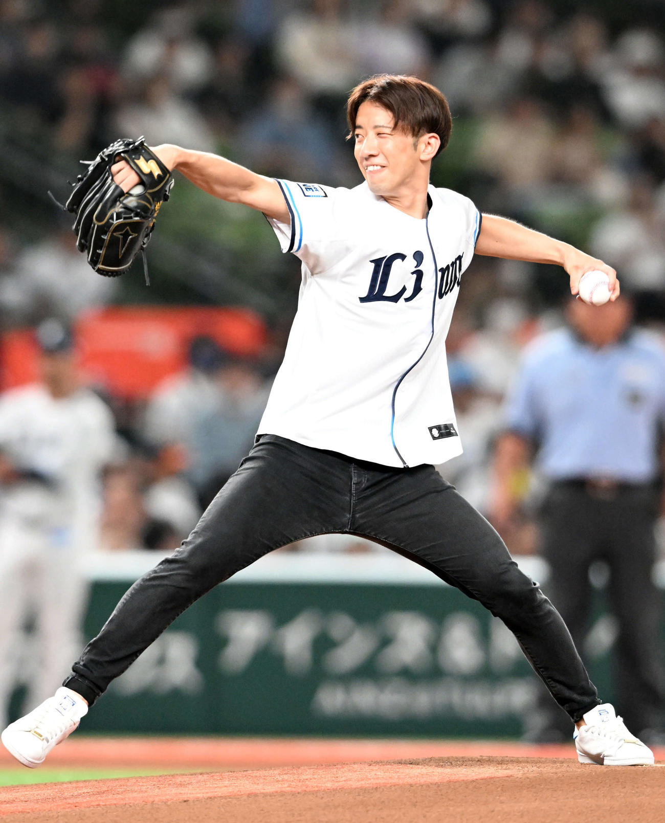 西武対ヤクルト　始球式を務めたボートレーサーの野田昇吾（撮影・たえ見朱実）