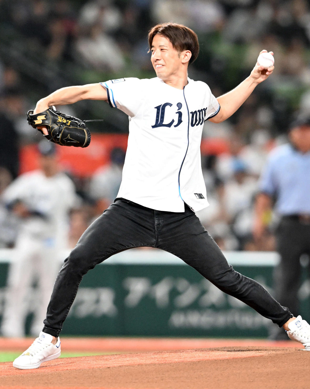 西武対ヤクルト　始球式を務めたボートレーサーの野田昇吾（撮影・たえ見朱実）