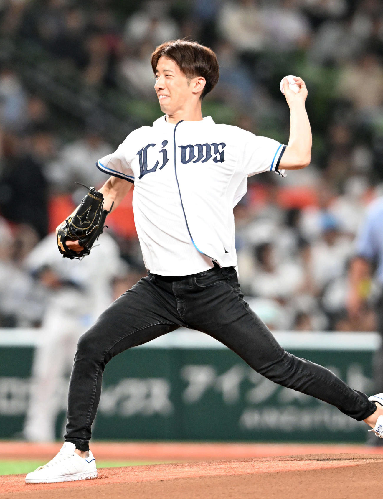西武対ヤクルト　始球式を務めたボートレーサーの野田昇吾（撮影・たえ見朱実）
