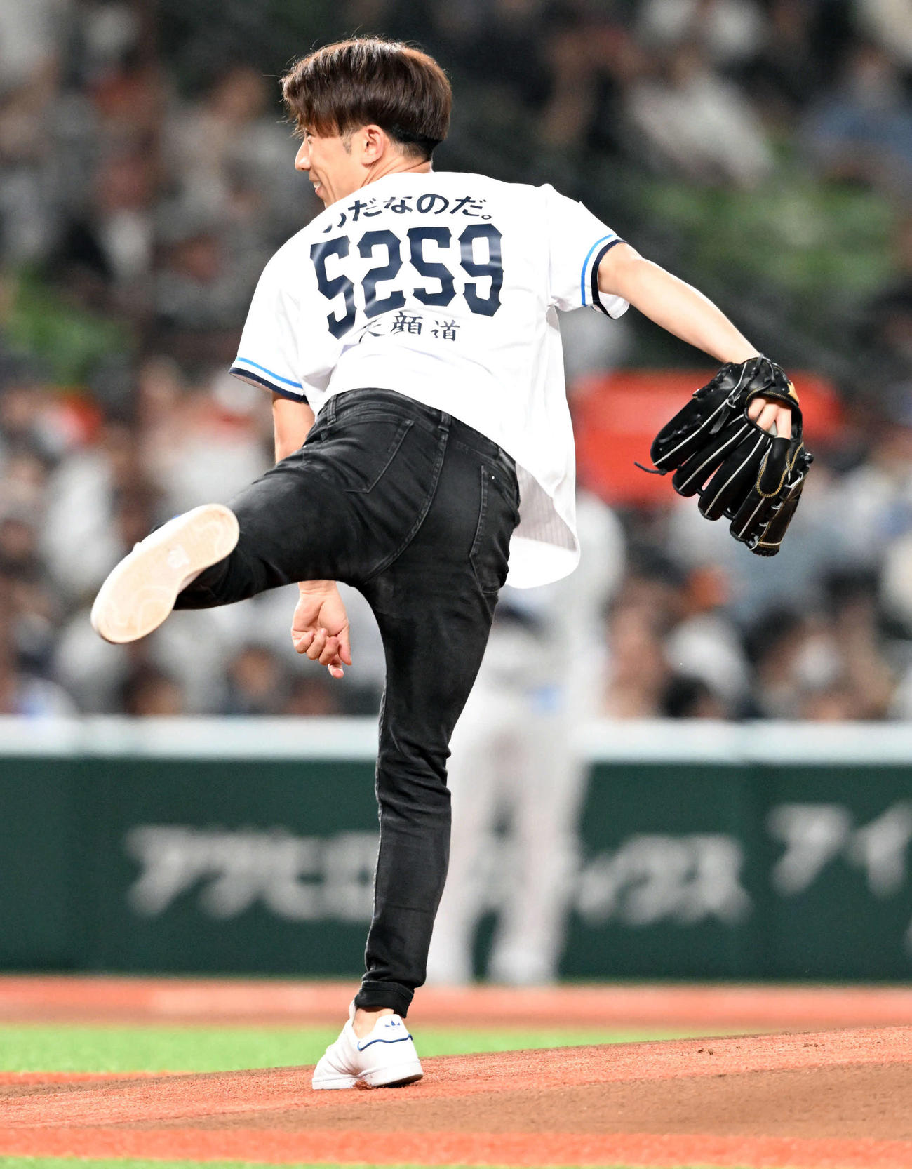 西武対ヤクルト　始球式を務めたボートレーサーの野田昇吾（撮影・たえ見朱実）