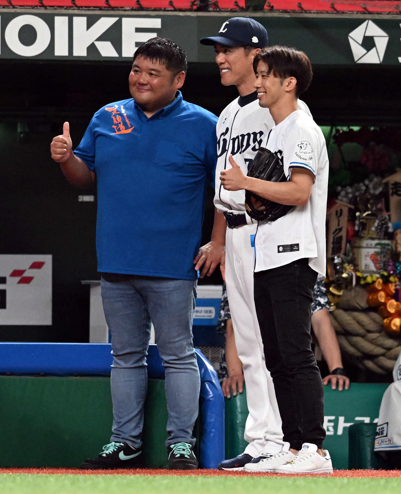 西武対ヤクルト　始球式を前に西武松井監督（中央）と記念撮影に納まるボートレーサーの野田昇吾（右）（撮影・たえ見朱実）