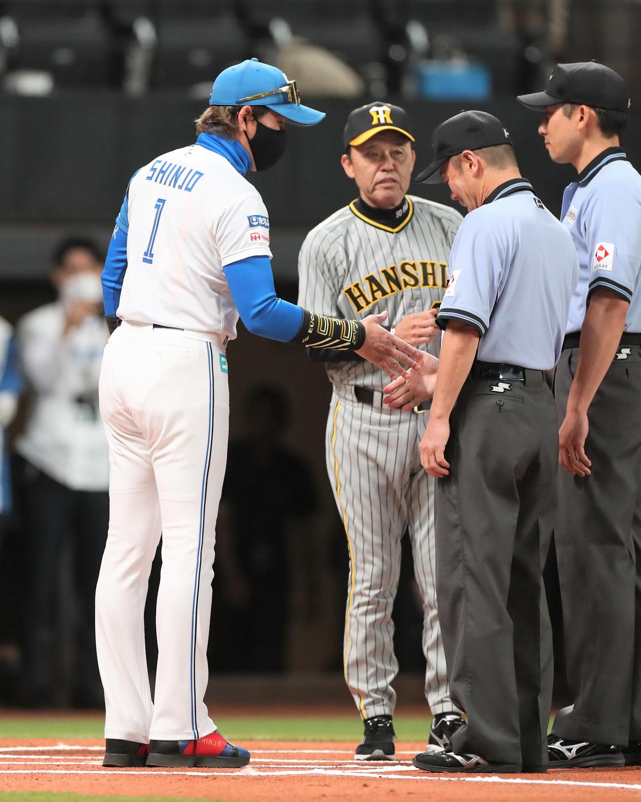 日本ハム対阪神　メンバー表交換する新庄監督と岡田監督（撮影・黒川智章）