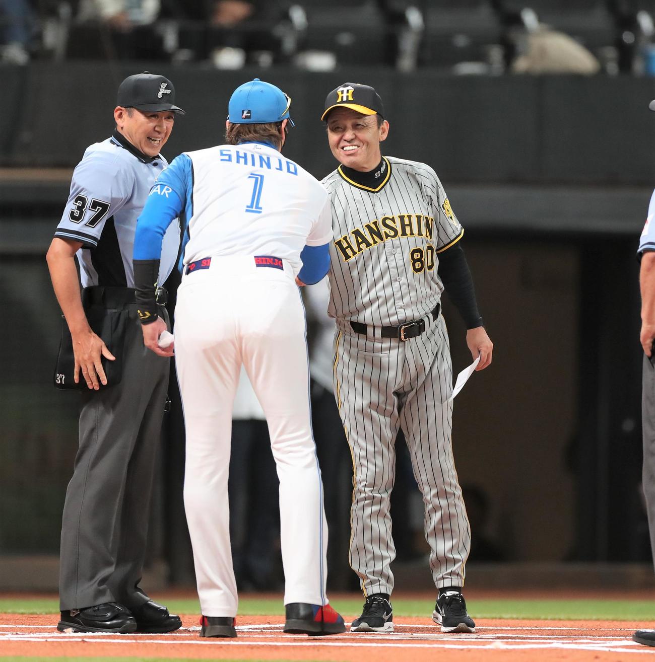 日本ハム対阪神　メンバー表交換する新庄監督と岡田監督（撮影・黒川智章）