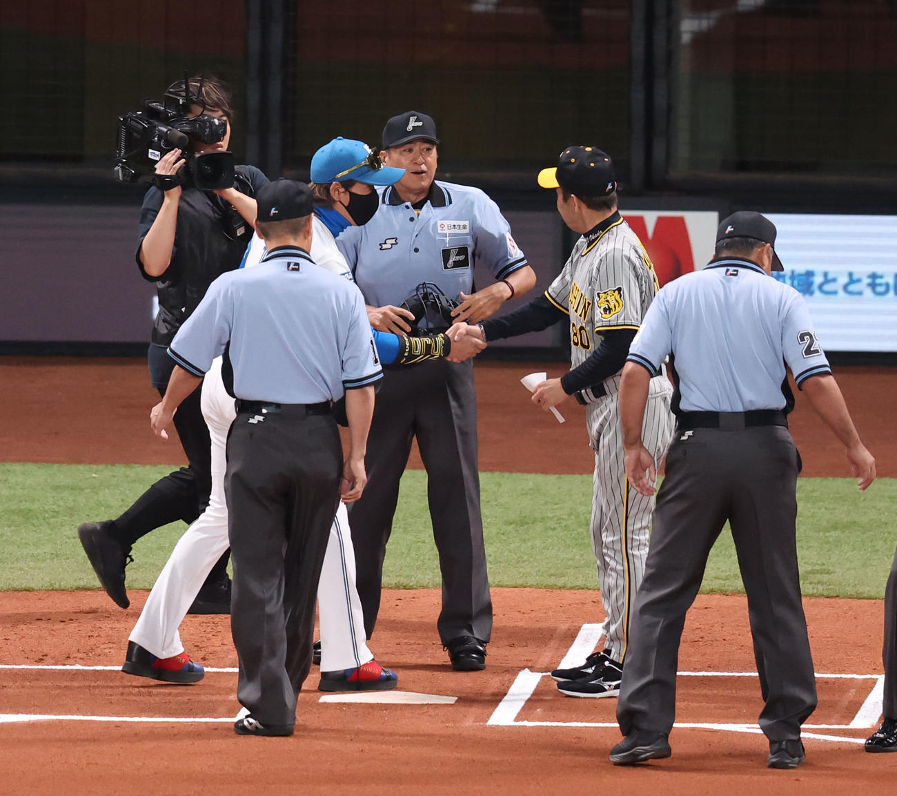 日本ハム対阪神　試合前、メンバー表を交換する日本ハム新庄監督（左）と阪神岡田監督（撮影・佐藤翔太）