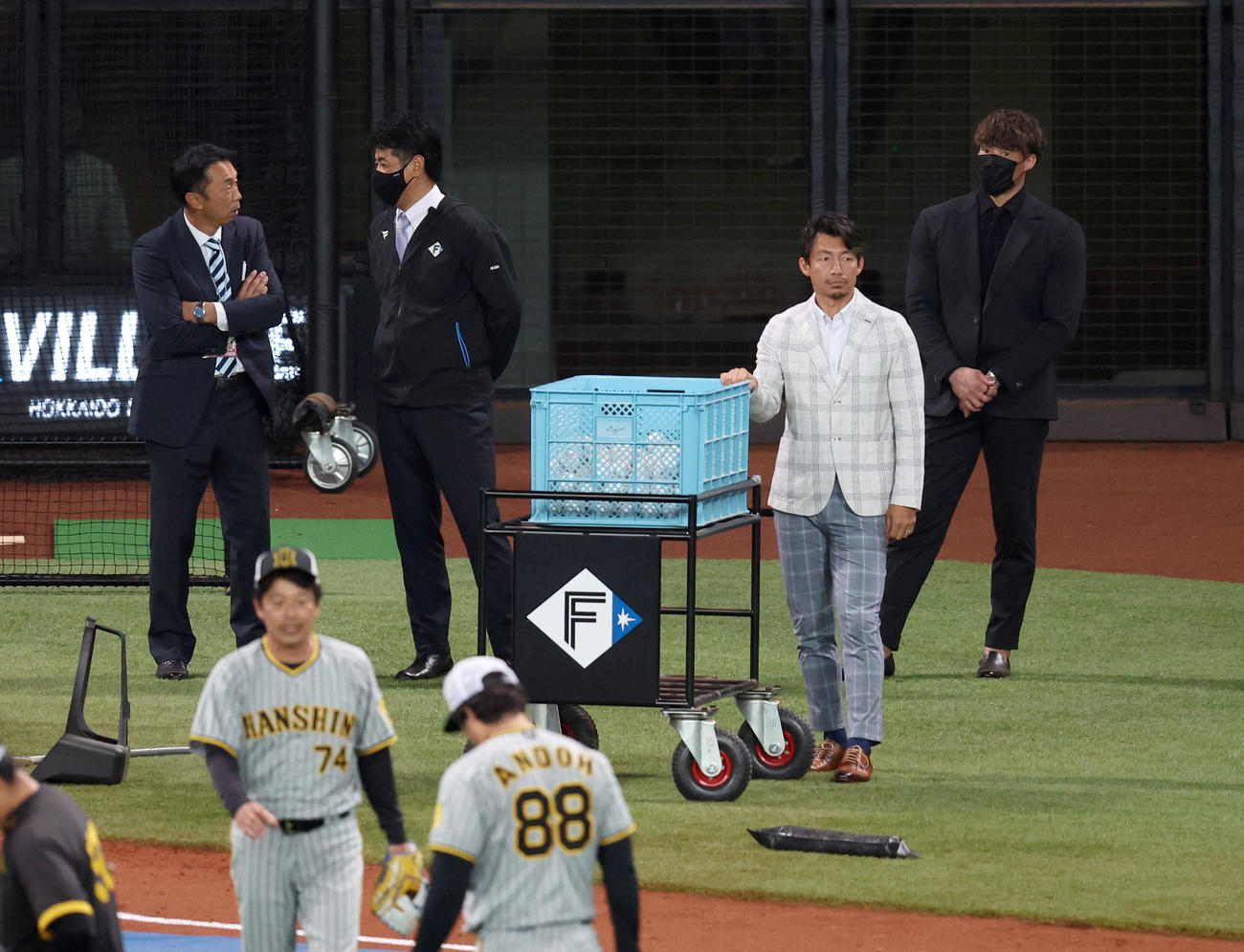 日本ハム対阪神　試合前、練習を見つめる左から宮本氏、日本ハム稲葉GM、鳥谷氏、糸井氏（撮影・佐藤翔太）