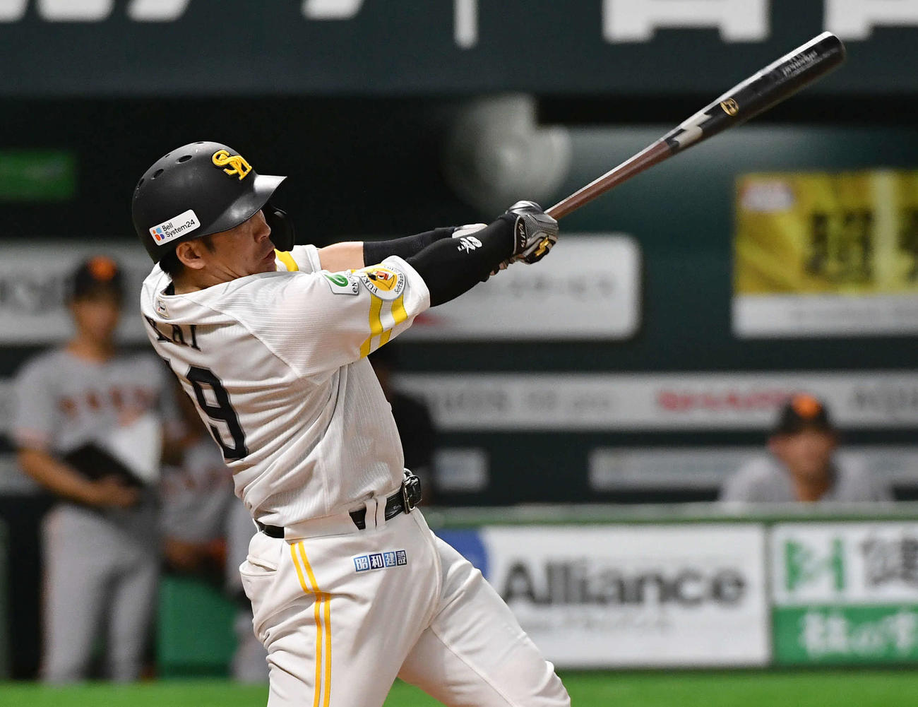 ソフトバンク対巨人　2回裏ソフトバンク2死一、二塁、甲斐は左中間へ先制3点本塁打を放つ（撮影・岩下翔太）