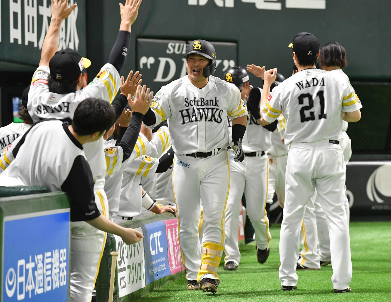 ソフトバンク対巨人　2回裏ソフトバンク2死一、二塁、左中間へ先制3点本塁打を放ち、ソフトバンクナインと笑顔でタッチを交わす甲斐（撮影・岩下翔太）