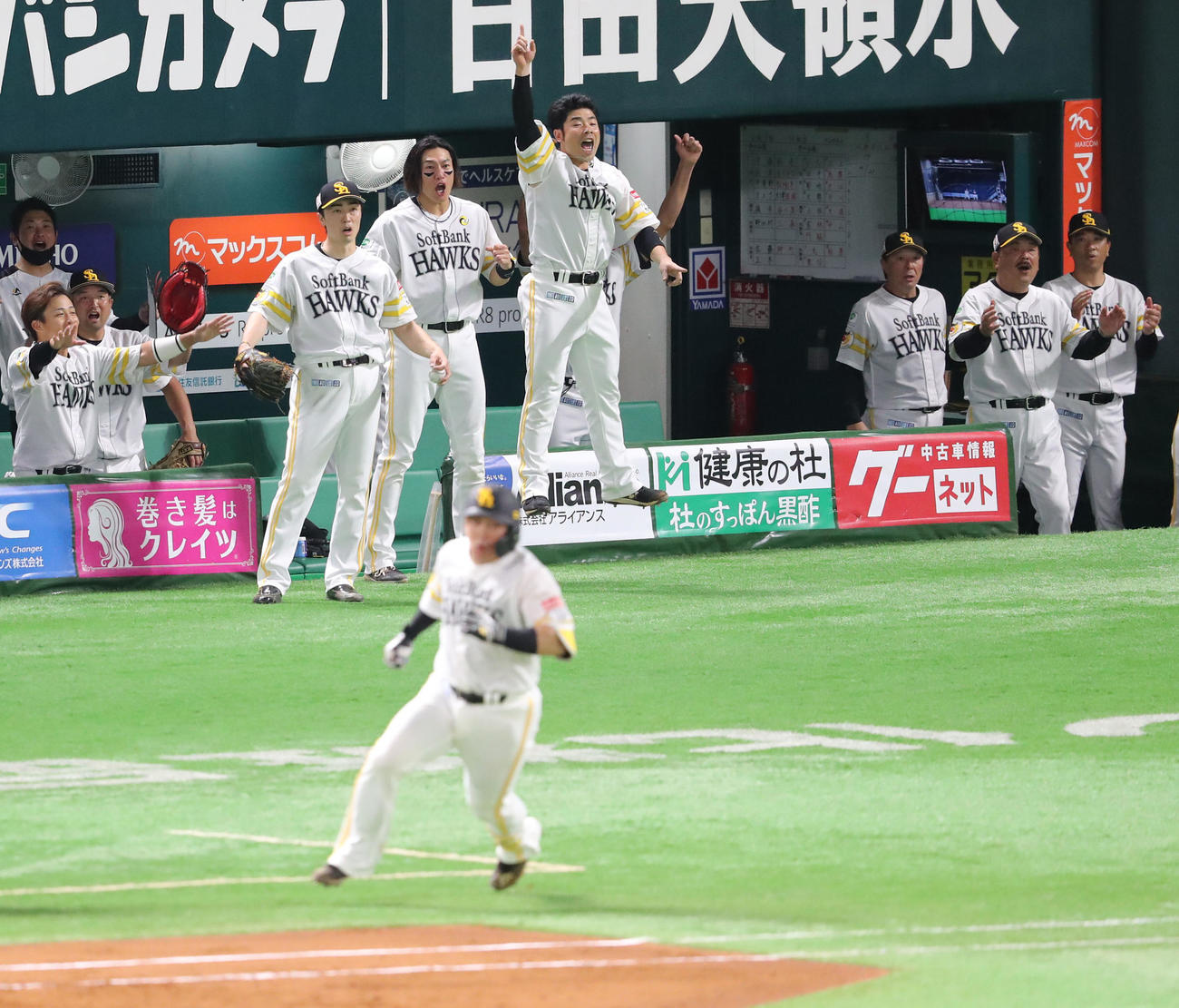 ソフトバンク対巨人　2回裏ソフトバンク2死一、二塁、甲斐は左中間に先制となる3点本塁打を放つ、大喜びのナイン（撮影・梅根麻紀