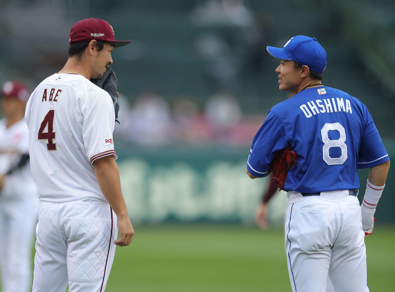 楽天対中日　試合前、言葉を交わす楽天阿部（左）と中日大島（撮影・河田真司）