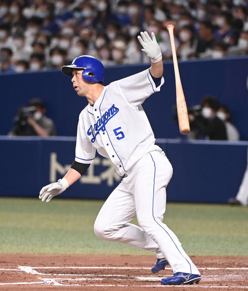楽天】阿部寿樹の古巣中日戦初打席は中飛、応援タオルを掲げる中日