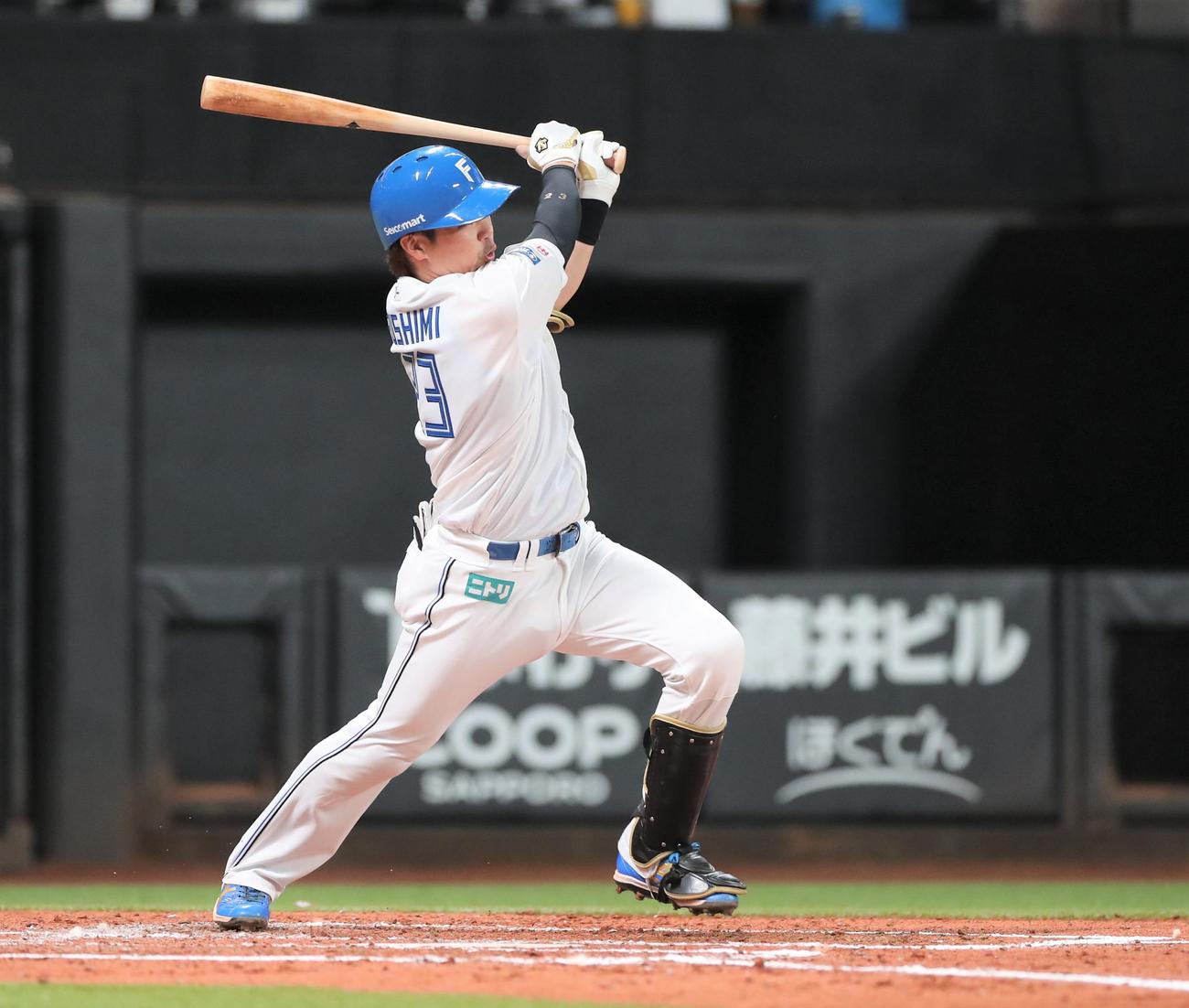 日本ハム対阪神　2回裏日本ハム2死二、三塁、左前適時打を放つ伏見（撮影・黒川智章）