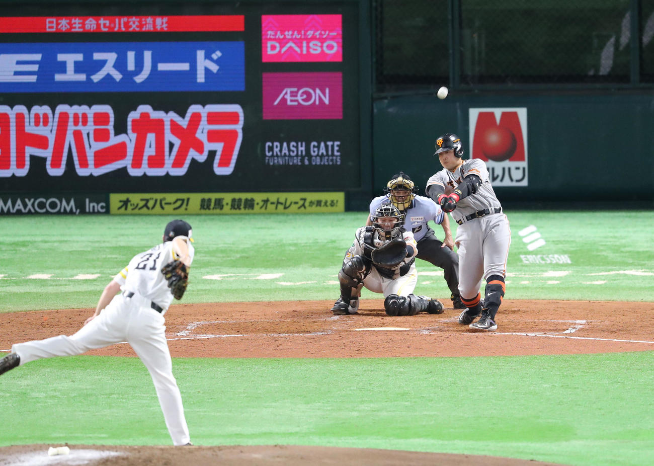 ソフトバンク対巨人　4回表巨人2死、岡本和は左越えに本塁打を放つ（撮影・梅根麻紀）
