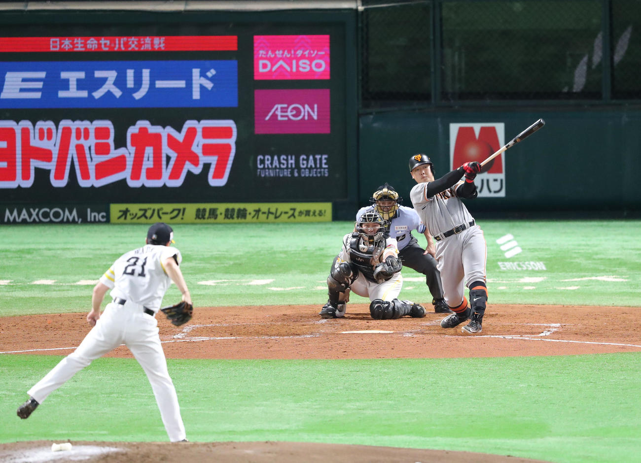 ソフトバンク対巨人　4回表巨人2死、岡本和は左越えに本塁打を放つ（撮影・梅根麻紀）
