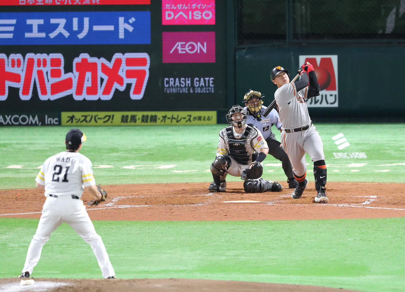 ソフトバンク対巨人　4回表巨人2死、岡本和は左越えに本塁打を放つ（撮影・梅根麻紀）