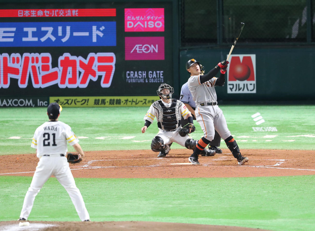 ソフトバンク対巨人　4回表巨人2死、岡本和は左越えに本塁打を放つ（撮影・梅根麻紀）