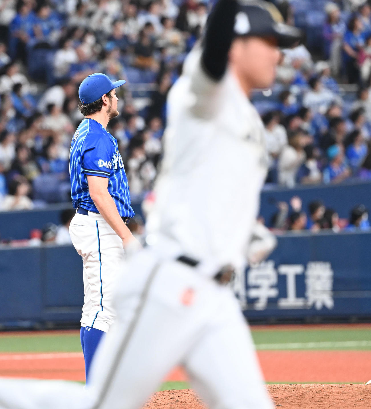 オリックス対DeNA 4回裏オリックス無死、頓宮に左越えソロ本塁打を浴びるバウアー（撮影・和賀正仁）
