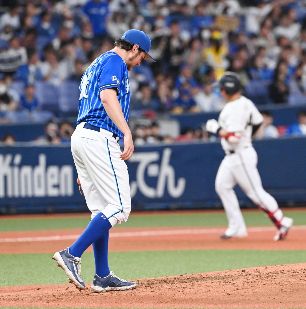 オリックス対DeNA 4回裏オリックス無死、頓宮に左越えソロ本塁打を浴びるバウアー（撮影・和賀正仁）