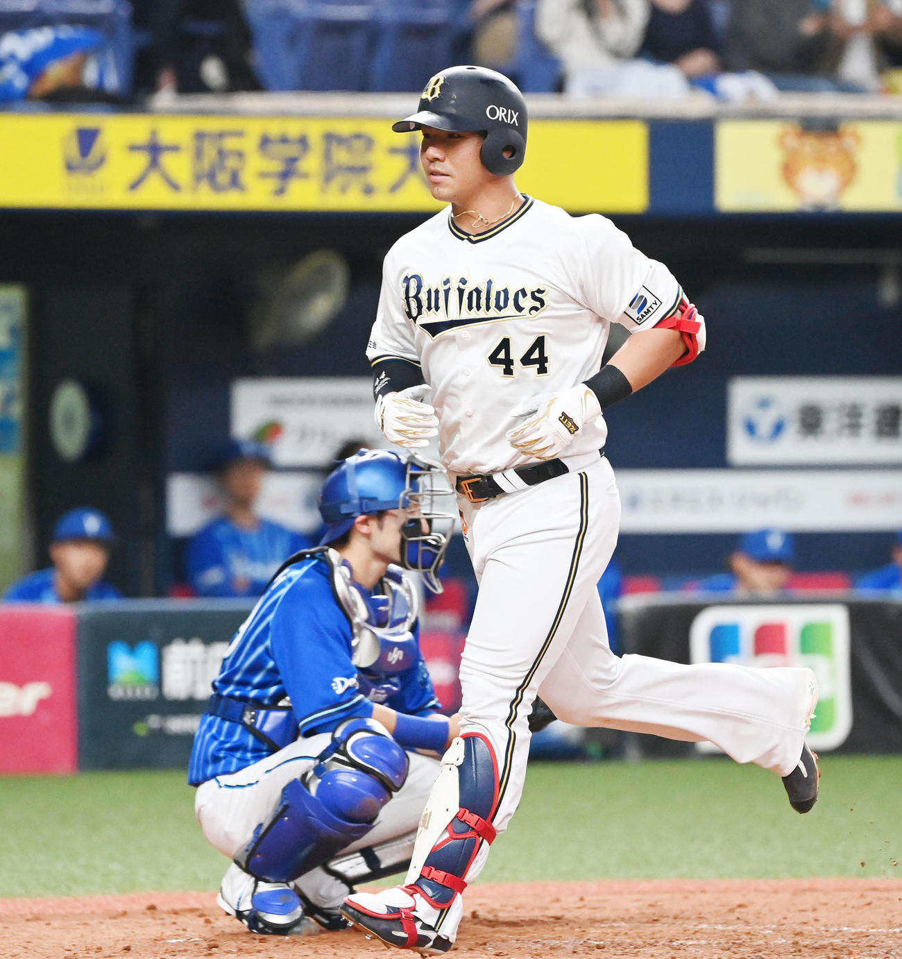 オリックス対DeNA 4回裏オリックス無死、頓宮は左越えソロ本塁打を放ち生還する（撮影・和賀正仁）