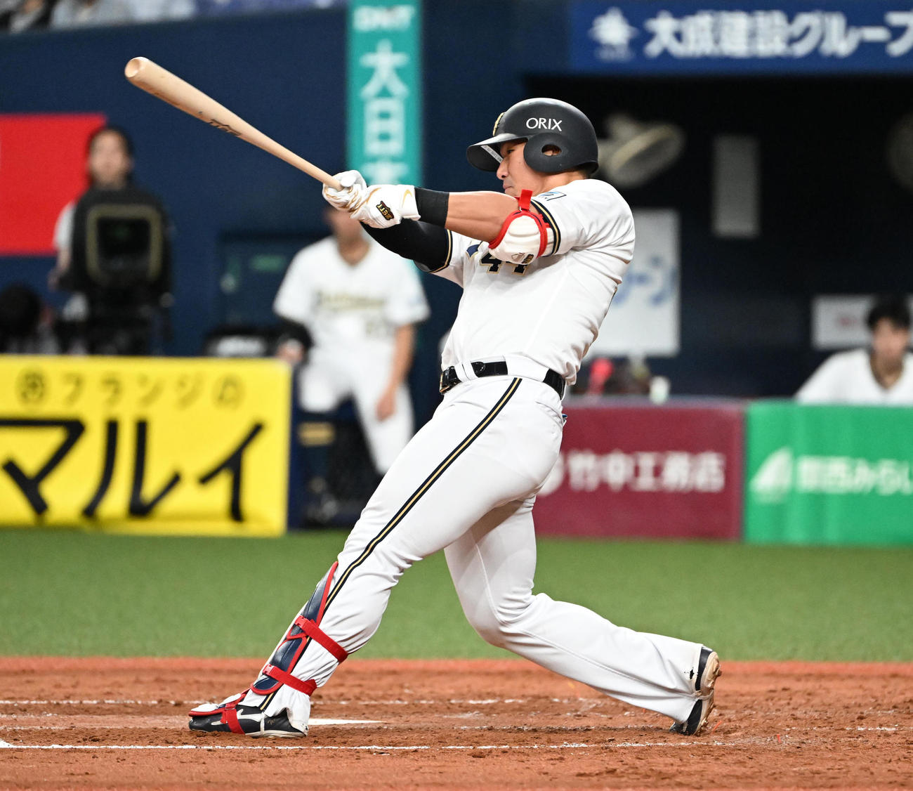 オリックス対DeNA 4回裏オリックス無死、頓宮は左越え本塁打を放つ（撮影・石井愛子）