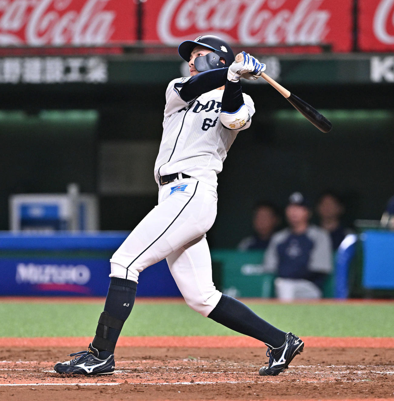 西武対ヤクルト　2回裏西武無死、長谷川は左越えソロ本塁打を放つ（撮影・滝沢徹郎）