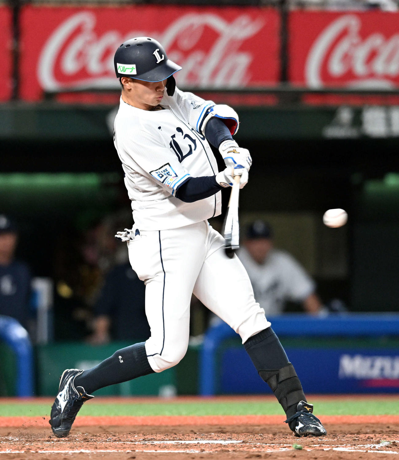 西武対ヤクルト　2回裏西武無死、左越えに同点のソロ本塁打を放つ長谷川（撮影・たえ見朱実）