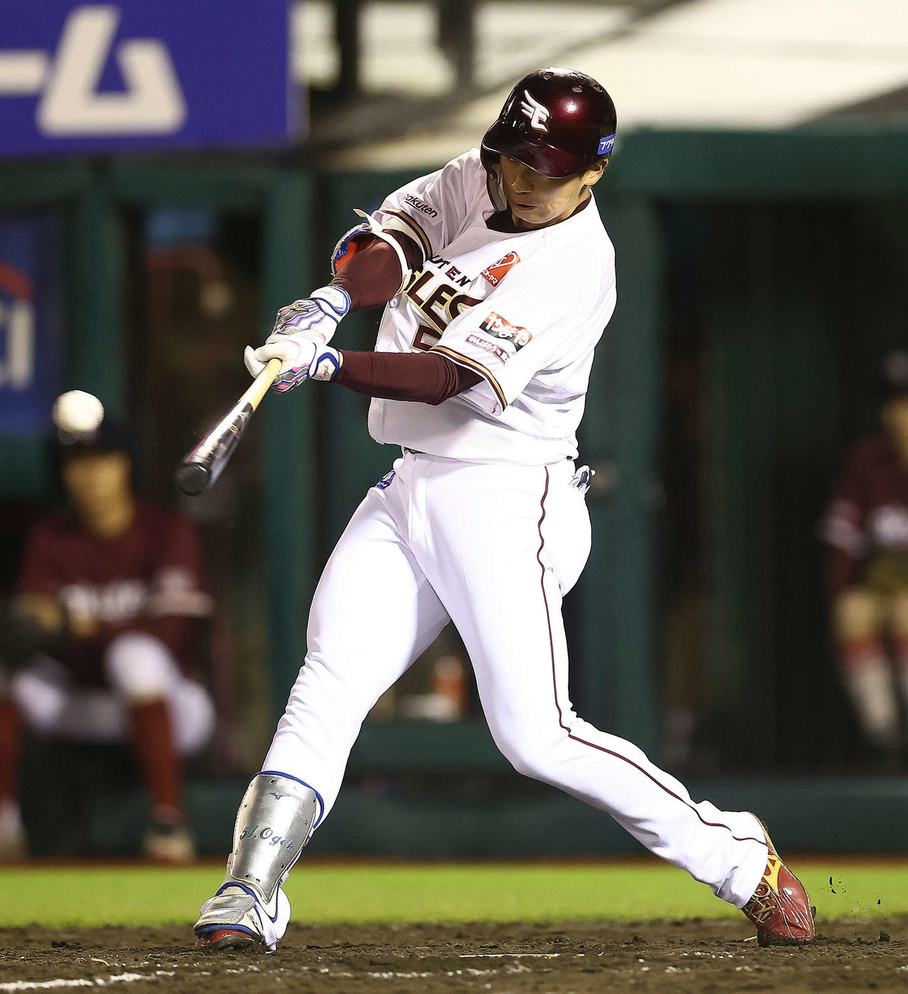 楽天対中日　5回裏楽天2死二塁、右翼線に同点適時二塁打を放つ小郷（撮影・河田真司）