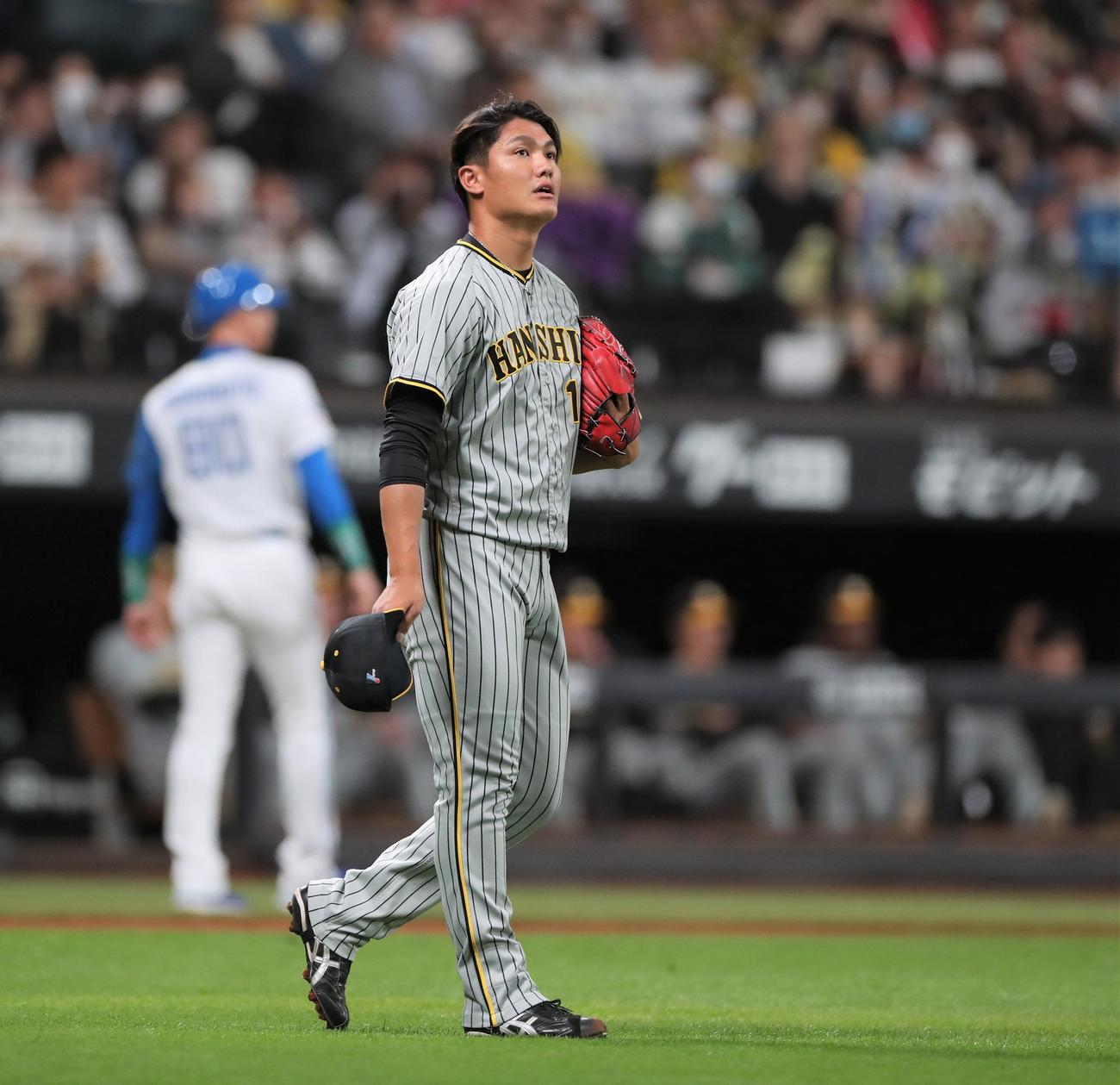 日本ハム対阪神　4回裏日本ハム2死、江越に右越え本塁打を浴びる西（撮影・黒川智章）