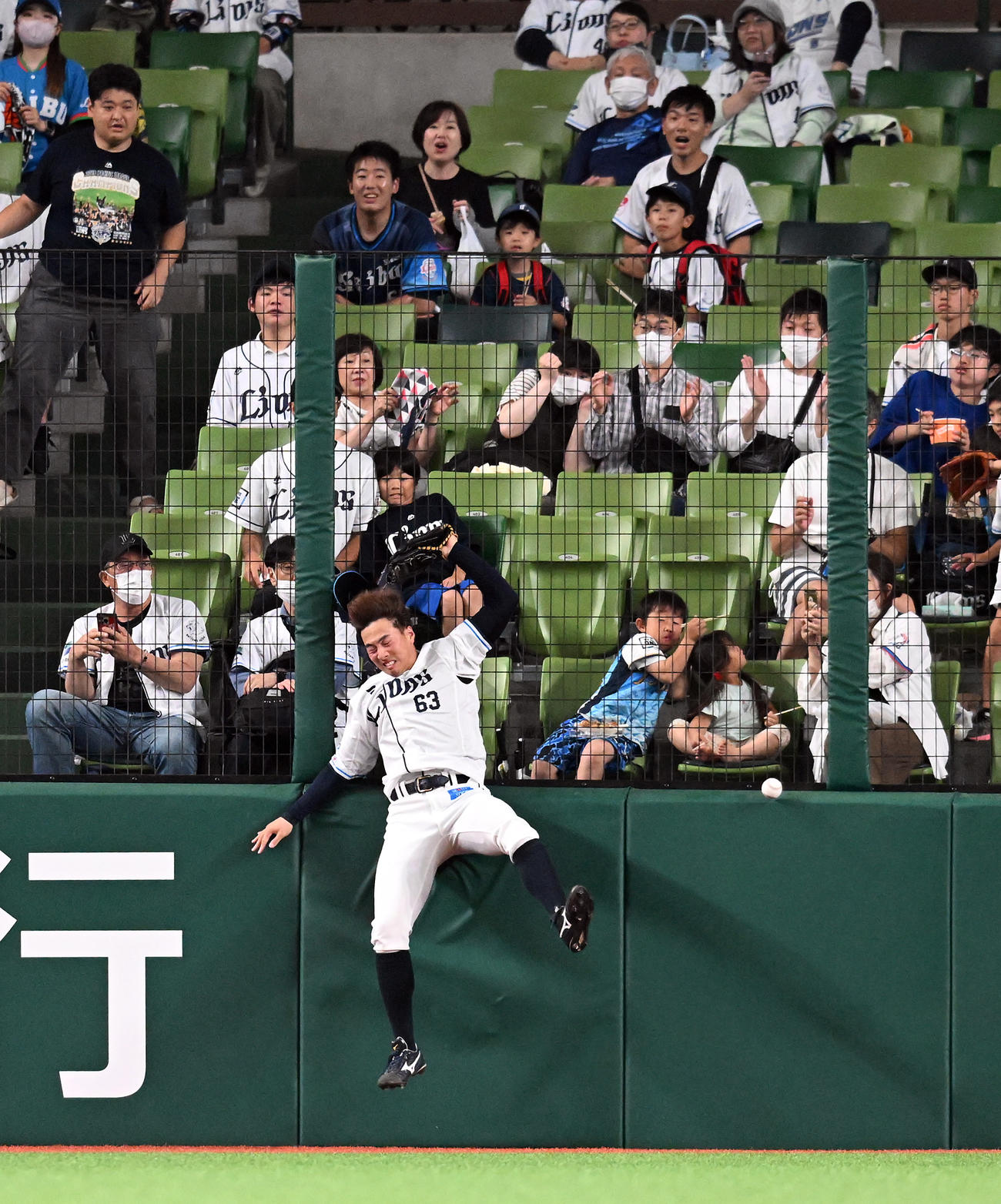西武対ヤクルト　1回表ヤクルト無死、山田の飛球を追うも捕球出来ず、フェンスに激突する長谷川（撮影・たえ見朱実）
