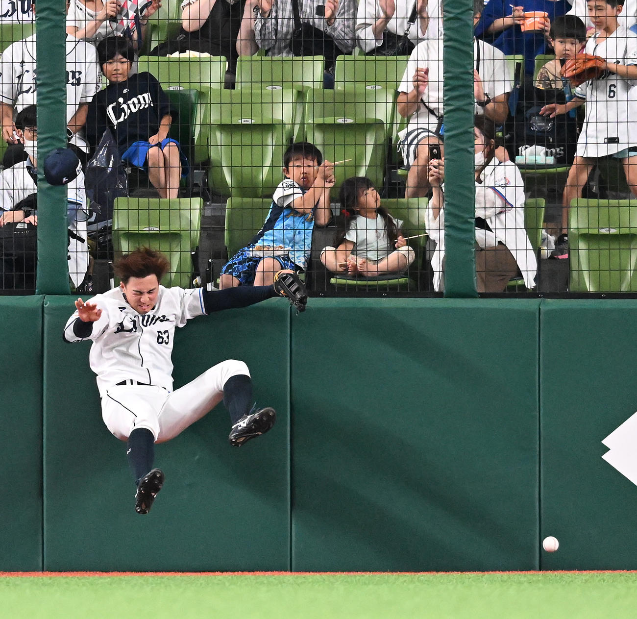 西武対ヤクルト　1回表ヤクルト無死、山田の飛球を追うも捕球出来ず、フェンスに激突する長谷川（撮影・たえ見朱実）