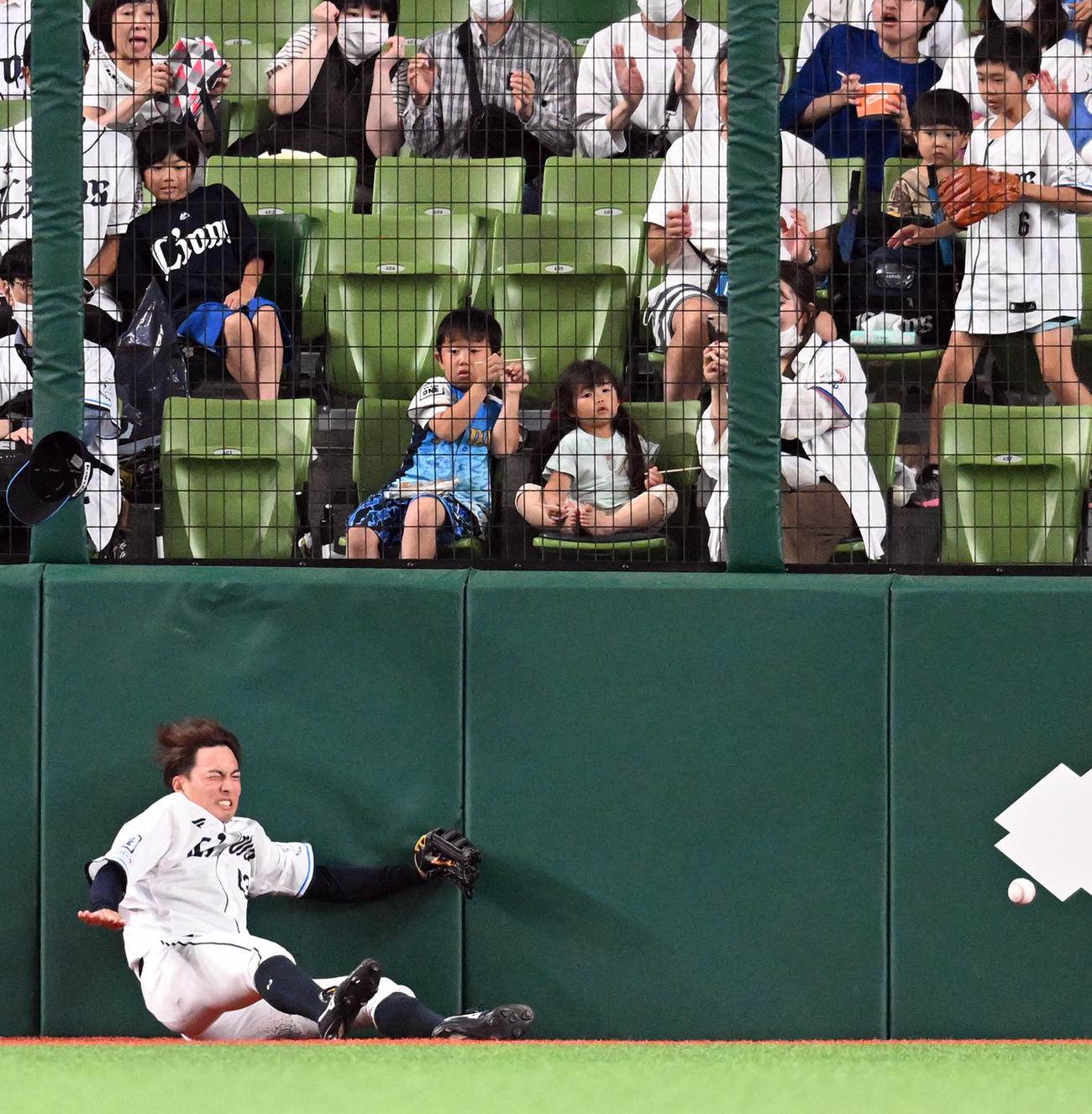 西武対ヤクルト　1回表ヤクルト無死、山田の飛球を追うも捕球出来ず、フェンスに激突する長谷川（撮影・たえ見朱実）