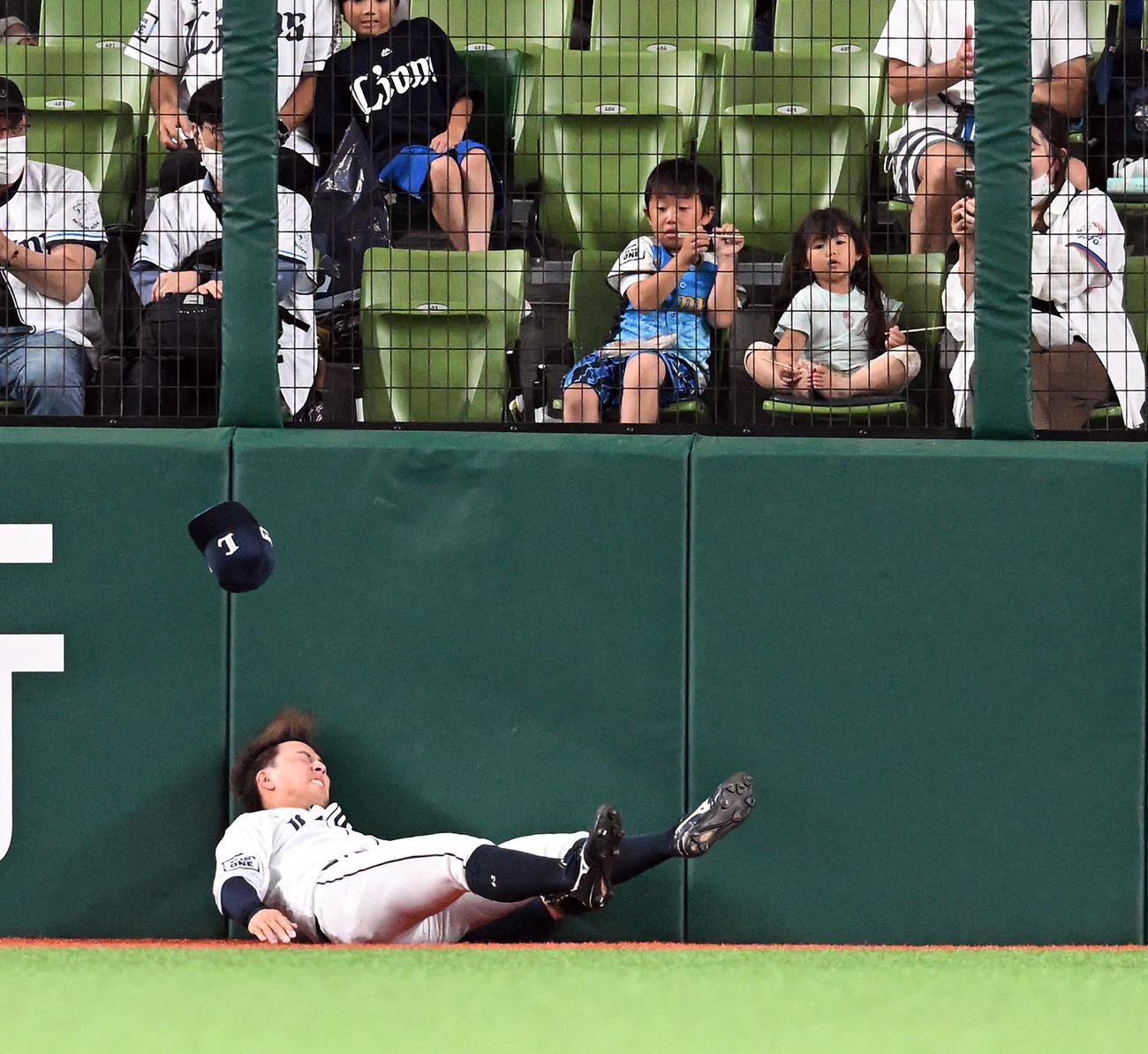 西武対ヤクルト　1回表ヤクルト無死、山田の飛球を追うも捕球出来ず、フェンスに激突する長谷川（撮影・たえ見朱実）