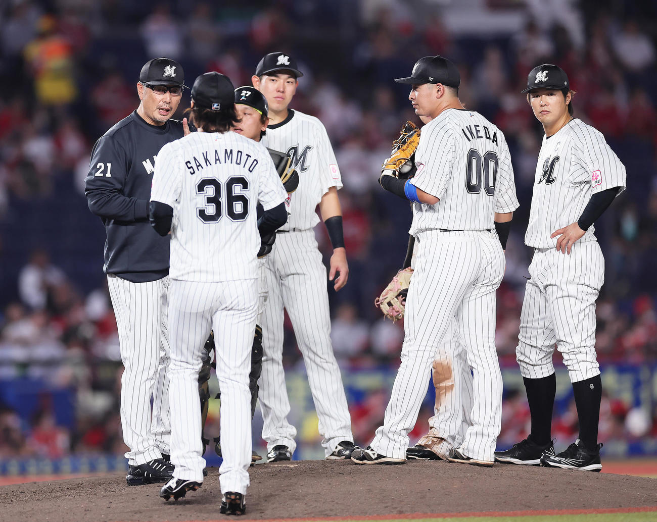 ロッテ対広島　7回途中、投手交代を告げ、マウンドに上がるロッテ坂本（左から2人目）に声をかける吉井監督（左端）（撮影・足立雅史）