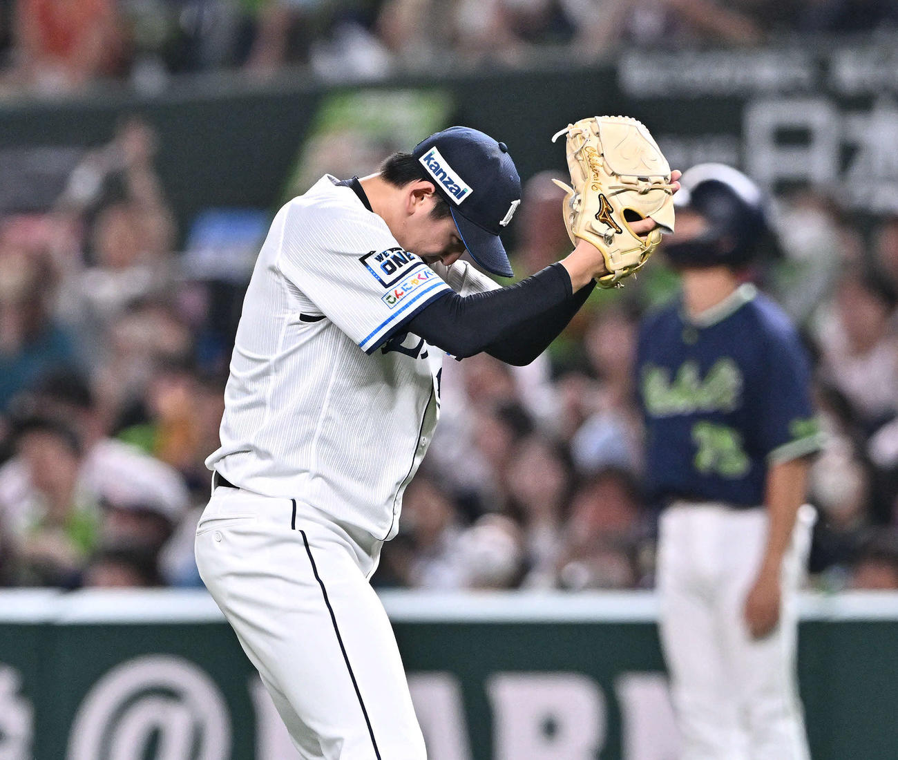 西武対ヤクルト　5回表ヤクルト2死一塁、青木を二ゴロに打ち取りグラブをたたく隅田（撮影・滝沢徹郎）