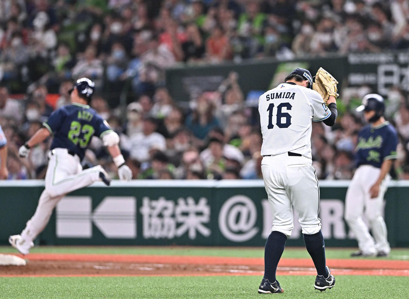 西武対ヤクルト　5回表ヤクルト2死一塁、青木（後方左）を二ゴロに打ち取りグラブをたたく隅田（撮影・滝沢徹郎）