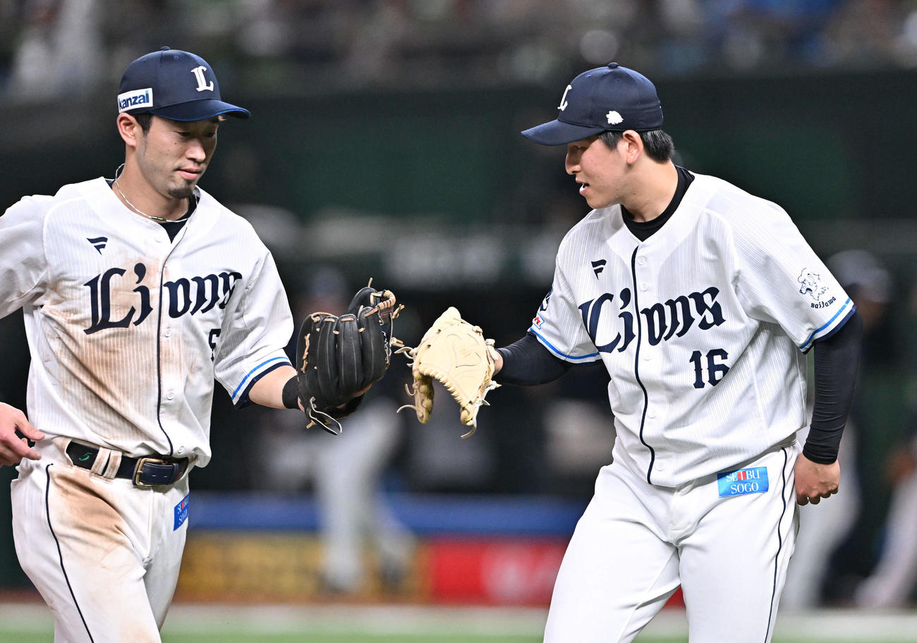 西武対ヤクルト　5回表ヤクルト2死一塁、青木を二ゴロに打ち取った隅田（右）は外崎修汰とグラブタッチする（撮影・滝沢徹郎）