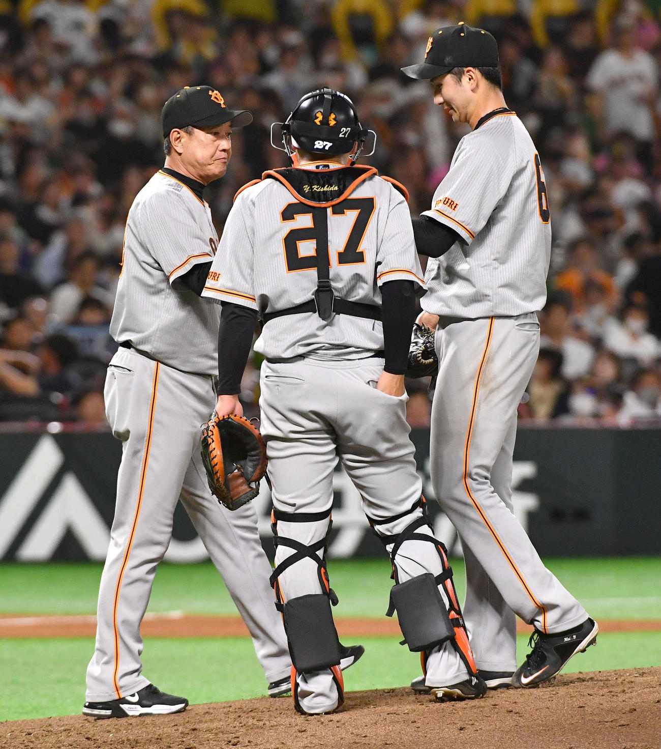 ソフトバンク対巨人　5回裏ソフトバンク2死一塁、横川（右）の降板を告げ、マウンドから送り出す原監督（撮影・岩下翔太）