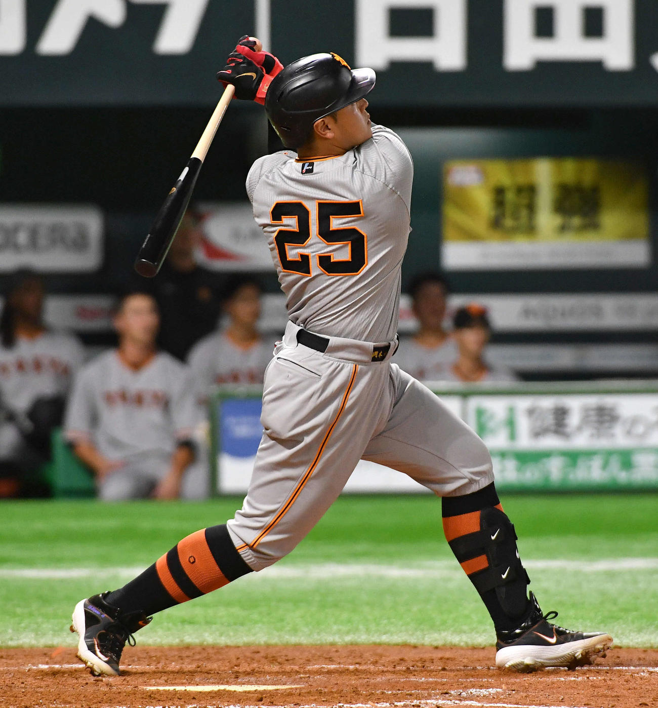 ソフトバンク対巨人　4回表巨人2死、岡本和は左越え本塁打を放つ（撮影・岩下翔太）