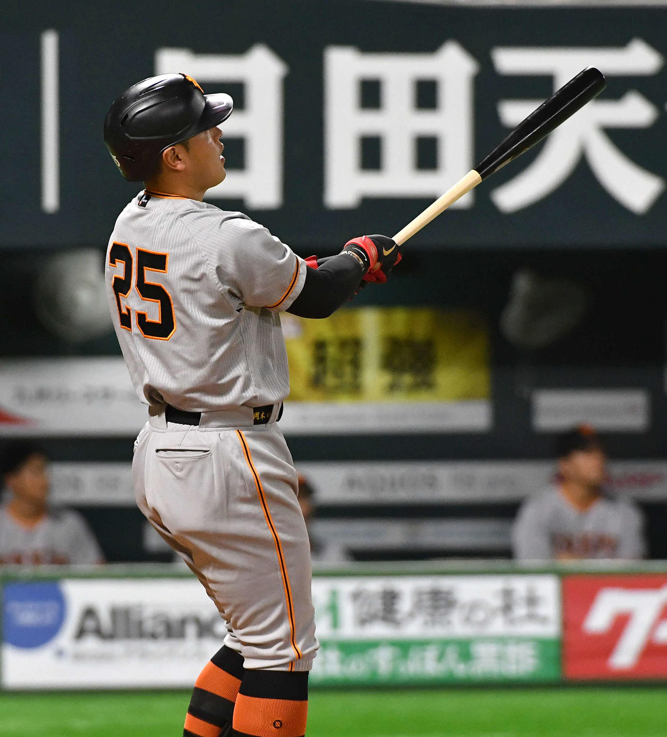 ソフトバンク対巨人　4回表巨人2死、岡本和は左越え本塁打を放つ（撮影・岩下翔太）