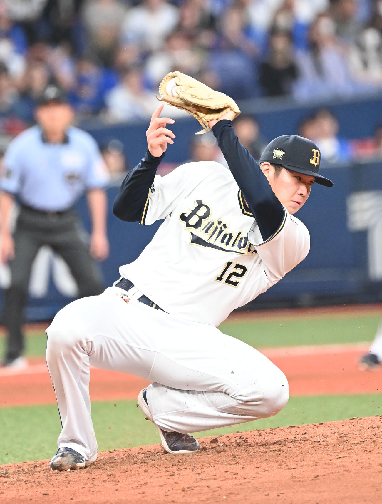 オリックス対DeNA 5回表DeNA1死一塁、伊藤の投手強襲を好捕し併殺とする山下（撮影・和賀正仁）