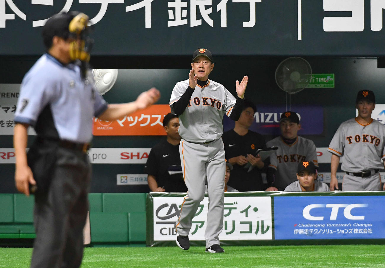 ソフトバンク対巨人　5回裏ソフトバンク2死一塁、投手の交代に向かう原監督（撮影・岩下翔太）