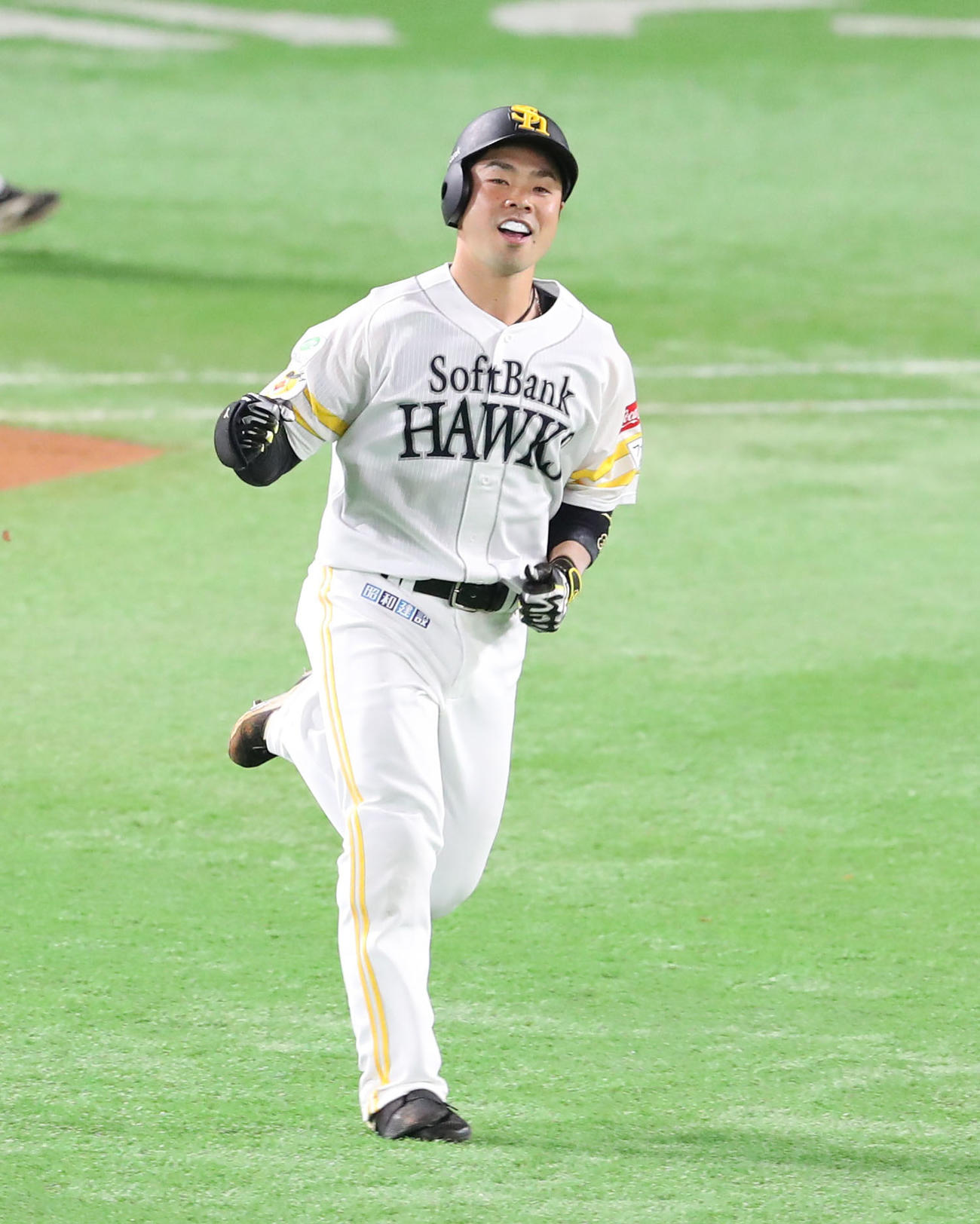 ソフトバンク対巨人　7回裏ソフトバンク2死、近藤は中越え本塁打を放ちガッツポーズ（撮影・梅根麻紀）