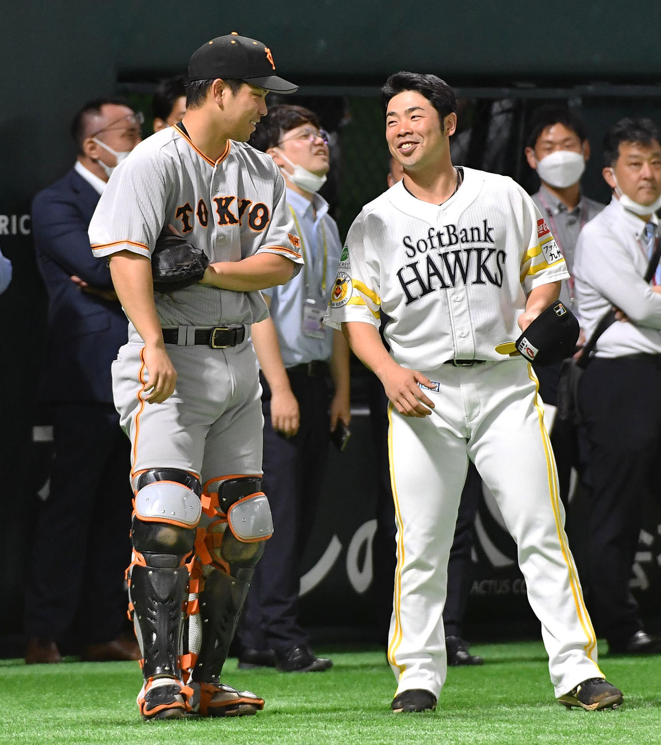 ソフトバンク対巨人　試合前に談笑する巨人大城（左）とソフトバンク近藤（撮影・岩下翔太）
