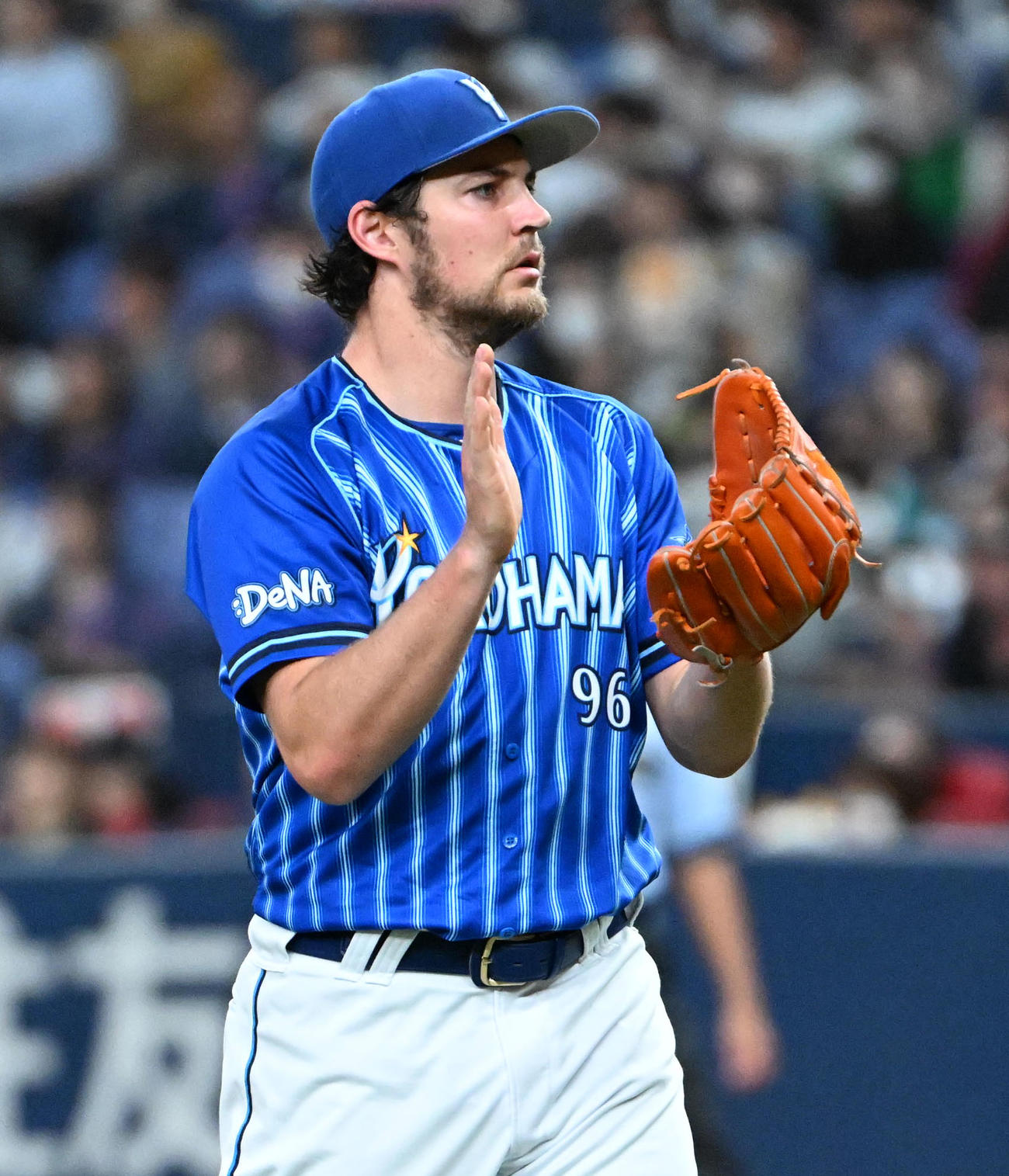 オリックス対DeNA 3回裏オリックス2死一塁、捕手伊藤が二塁盗塁を阻止しガッツポーズをするバウアー（撮影・石井愛子）