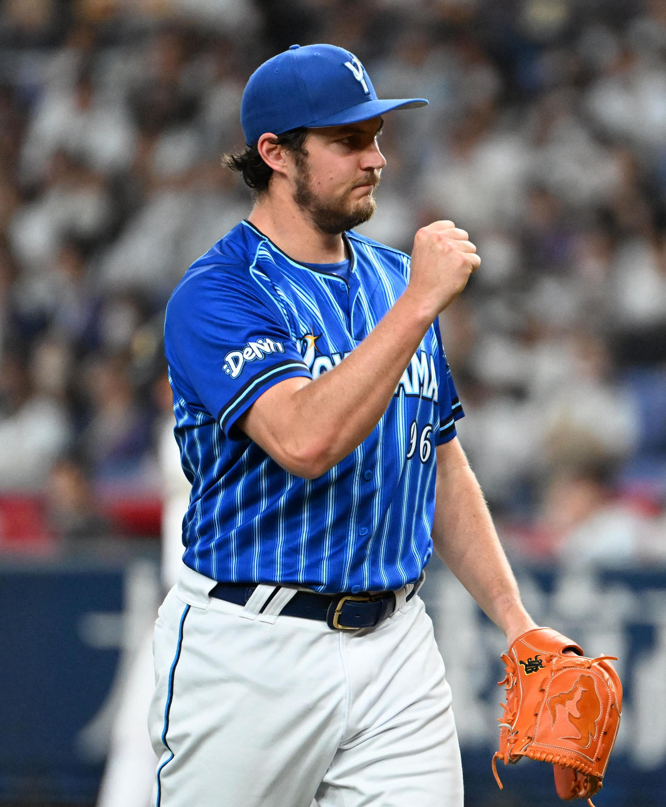 オリックス対DeNA 3回裏オリックス2死一塁、捕手伊藤が二塁盗塁を阻止しガッツポーズをするバウアー（撮影・石井愛子）